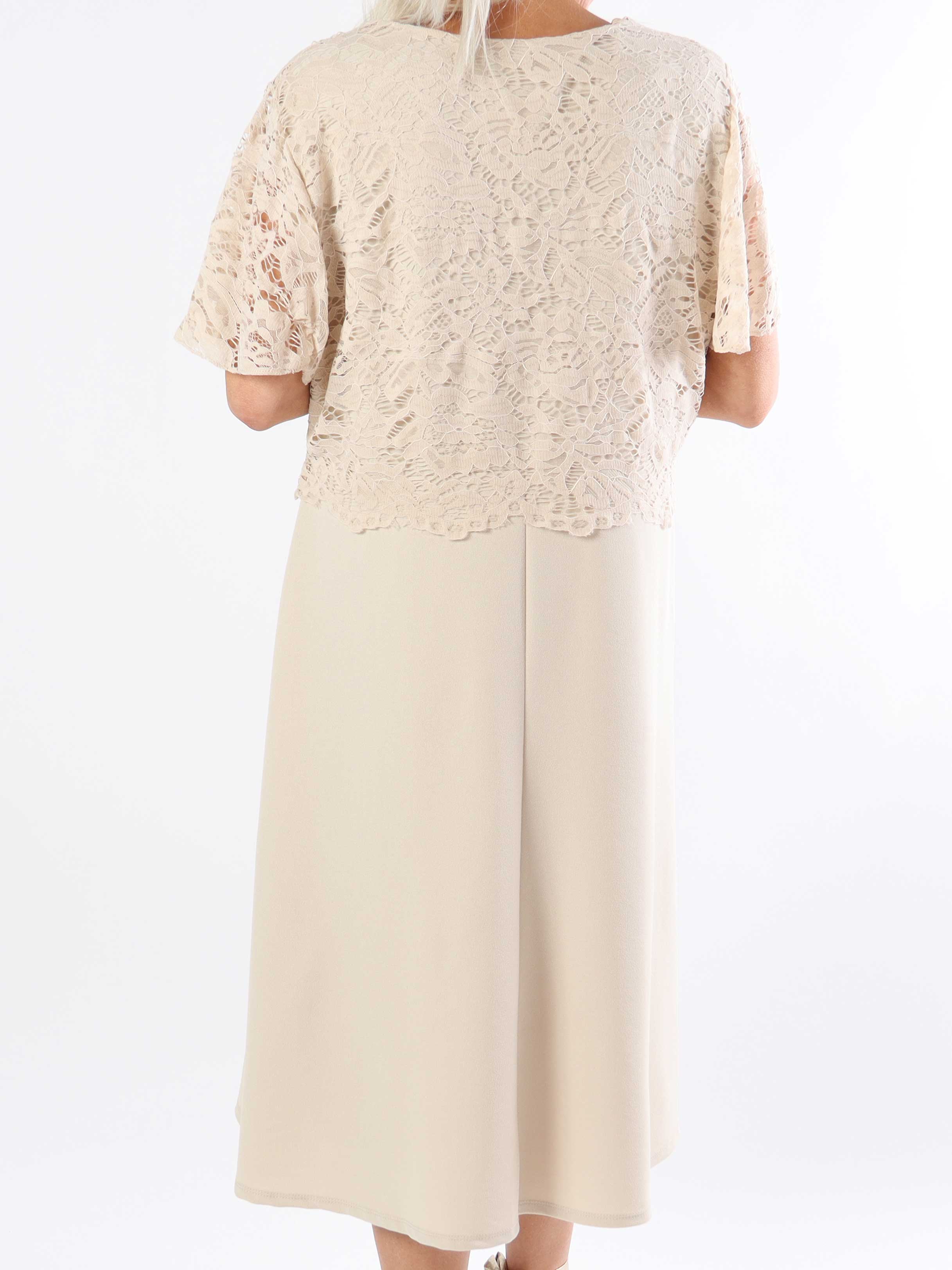 Aniki - Fin feminin plus size kjole med blondestykke foroven